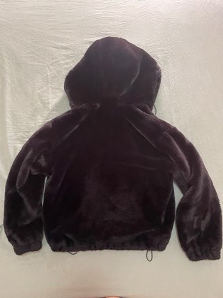 Chaqueta pelo sintético negra con capucha