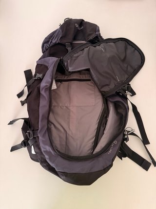 Mochila Quechua Forclaz 50 Negra/Gris