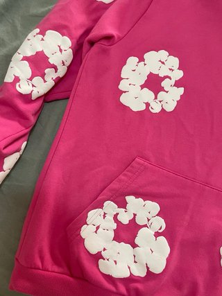 Sudadera Denim Tears Rosa con Estampado Blanco