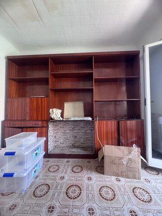 Estantería grande de madera
