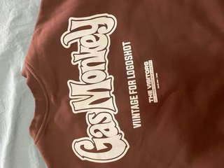 Sudadera Marrón con Diseño Gráfico