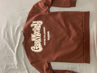 Sudadera Marrón con Diseño Gráfico