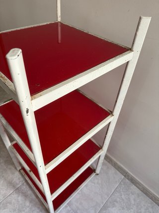 Estantería metálica con baldas rojas