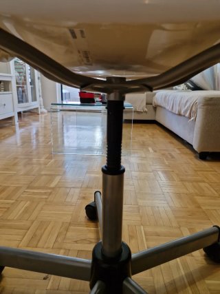 Sillas de oficina blancas y marrones
