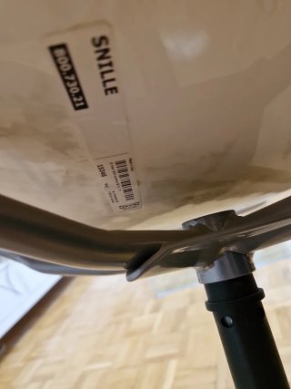 Sillas de oficina blancas y marrones