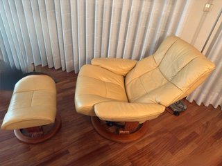 Butaca Stressless piel auténtica y base madera