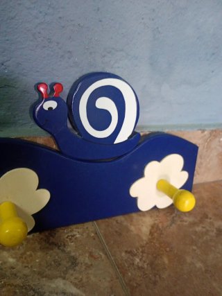 Perchero infantil decorativo con caracoles y tortu