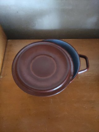 Cazuelita metálica marrón/roja