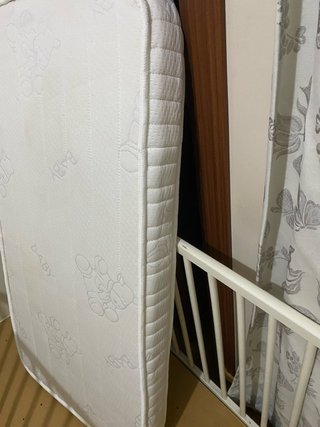 Cuna infantil con colchón