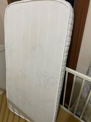Cuna infantil con colchón