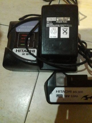 Cargador y 2 Baterías Hitachi 18V