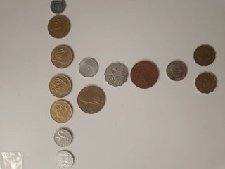 Colección de monedas de varios países en pote