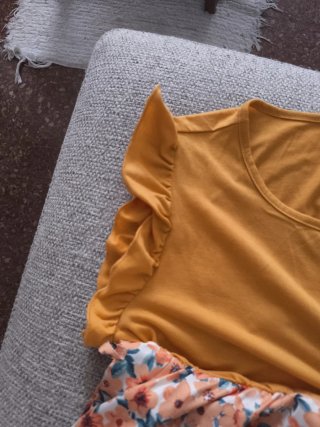 Vestido floral con cinturón a juego.