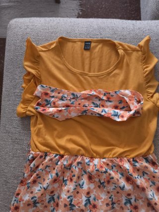 Vestido floral con cinturón a juego.