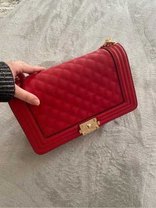 Bolso estilo Boy rojo con cadena dorada