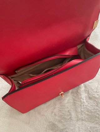 Bolso estilo Boy rojo con cadena dorada