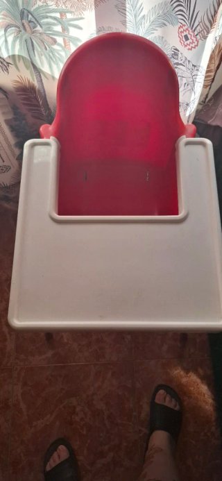 Trona para bebé roja y blanca