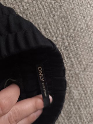 Pantalón negro pitillo comodo