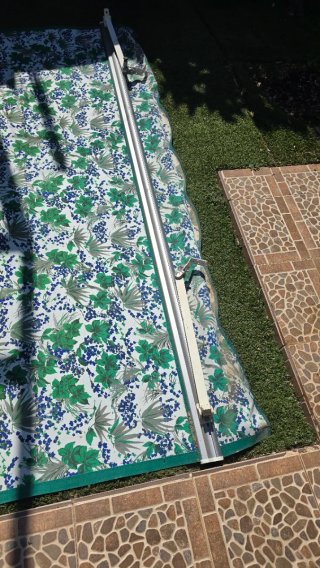 Toldo verde de tela y plástico