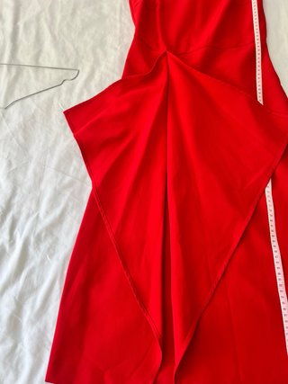 Vestido rojo invitada con volantes