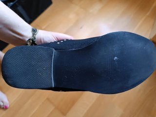 Botín imitación ante con tachas plateadas