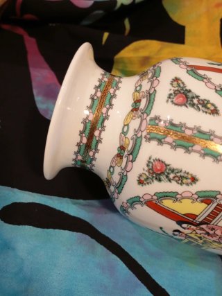 Jarrón de porcelana con escena oriental