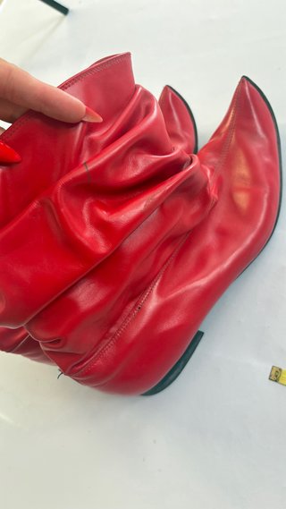 Botines rojos de cuero