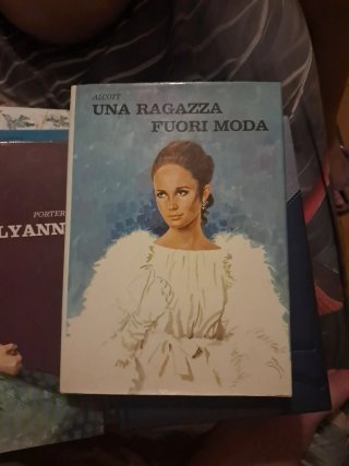 Una ragazza fuori moda