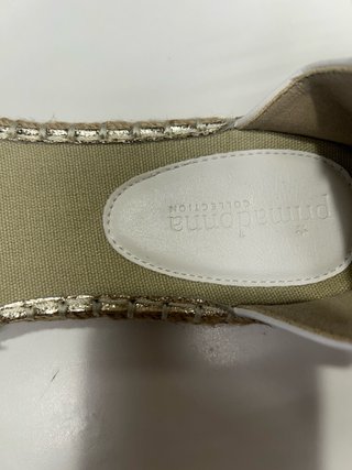 Sandalias de cuña blancas y beige