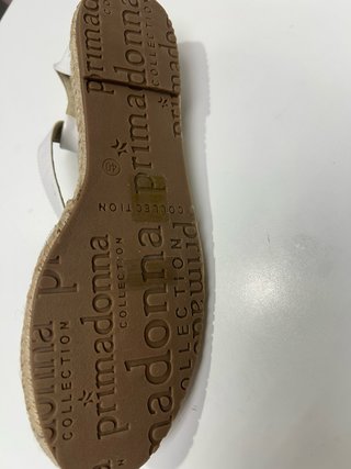 Sandalias de cuña blancas y beige