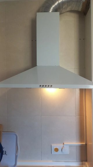 Campana extractora de cocina blanca. Sólo 1,5 años