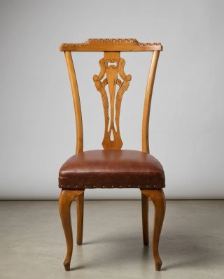 Silla de madera con asiento de piel