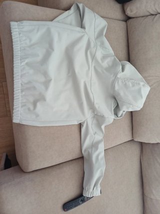 Cazadora beige con capucha