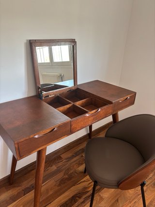 Tocador de madera con espejo y silla