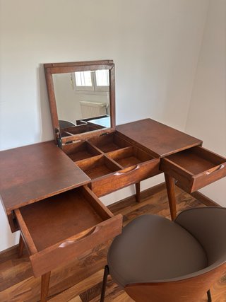 Tocador de madera con espejo y silla