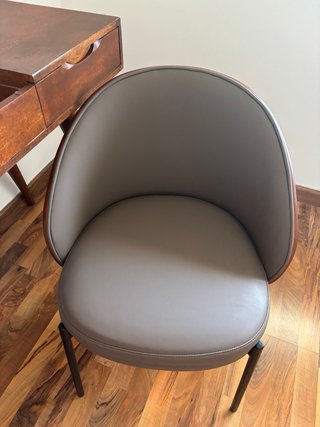 Tocador de madera con espejo y silla
