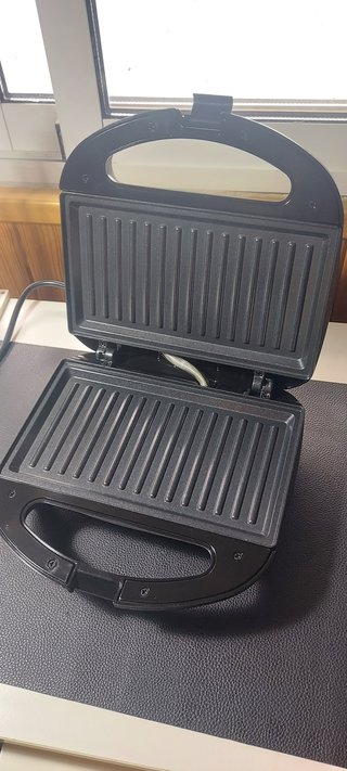 Sandwichera YASHE 750W Negra Ideal