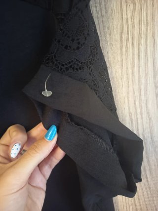 Blusa negra con cadena dorada