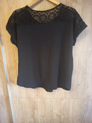 Blusa negra con cadena dorada