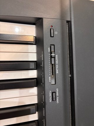 Yamaha P-45 con soporte y banqueta
