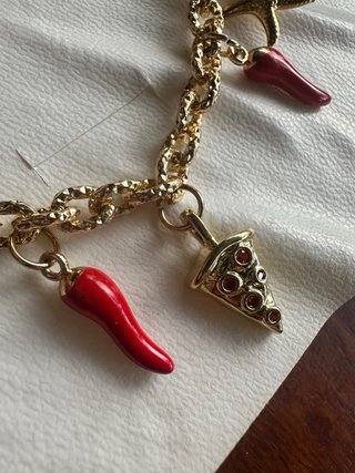 Collana oro e rossa con ciondoli