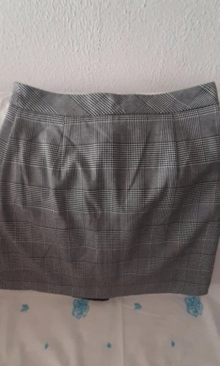 Falda Zara cuadros gris y negro