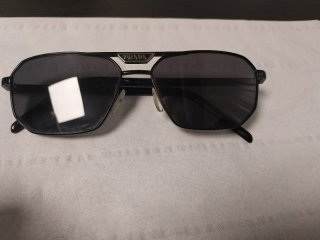 Gafas de sol Prada negras y grises