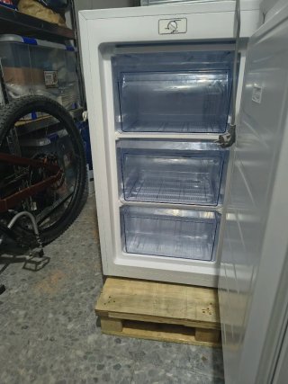 Congelador vertical FrigeluX pequeño 60 L