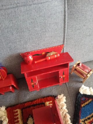 Muebles de casa de muñecas rojos antiguos