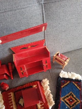 Muebles de casa de muñecas rojos antiguos