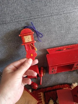 Muebles de casa de muñecas rojos antiguos
