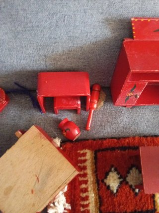 Muebles de casa de muñecas rojos antiguos