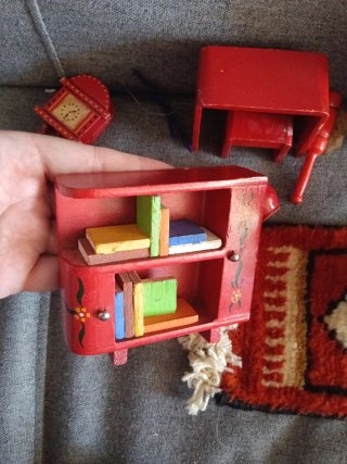Muebles de casa de muñecas rojos antiguos
