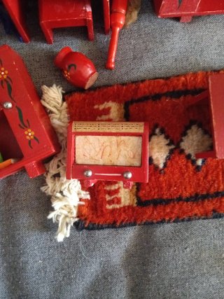 Muebles de casa de muñecas rojos antiguos